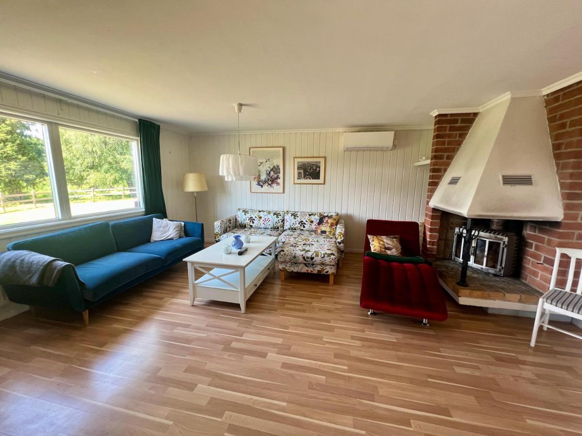 Вилла Idylliskt Hus Med Sjoeutsikt. Эстаммар Экстерьер фото