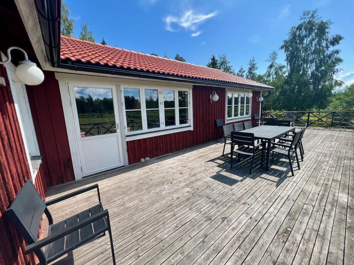 Вилла Idylliskt Hus Med Sjoeutsikt. Эстаммар Экстерьер фото