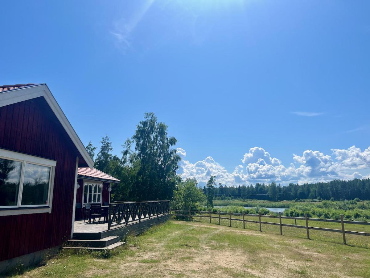 Вилла Idylliskt Hus Med Sjoeutsikt. Эстаммар Экстерьер фото