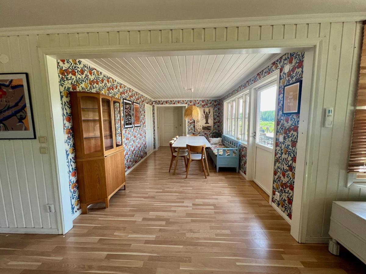 Вилла Idylliskt Hus Med Sjoeutsikt. Эстаммар Экстерьер фото
