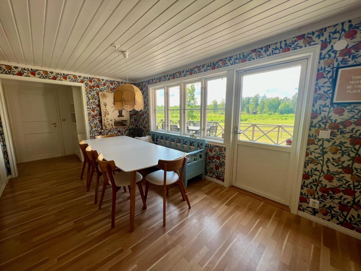 Вилла Idylliskt Hus Med Sjoeutsikt. Эстаммар Экстерьер фото